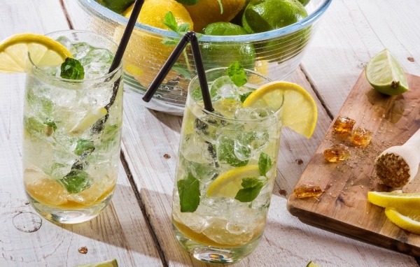 Два стакана мохито с кусочками лайма и льдом