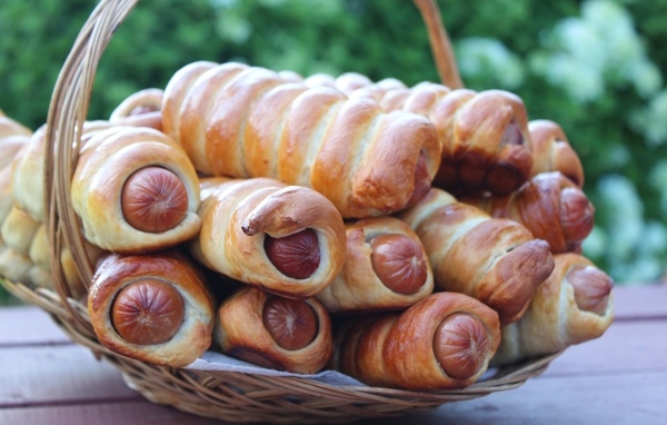 Красивые ароматные сосиски в тесте