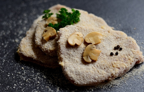 Отбивные с грибами на сером столе