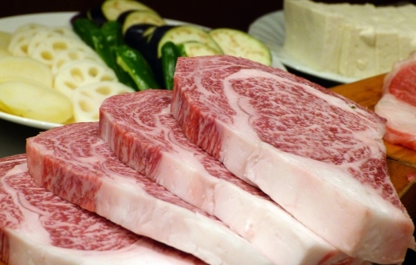 Свежее мясо на столе с овощами