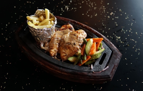 Жареная курица с картофелем фри и салатом на тарелке