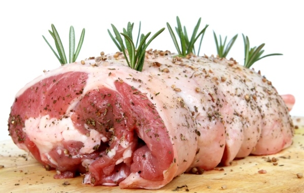 Большой кусок мяса со специями и розмарином