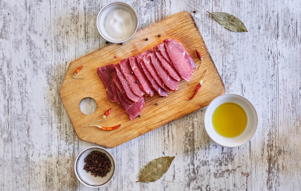 Мясо на разделочной доске со специями