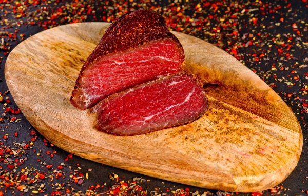 Кусок мяса на доске со специями