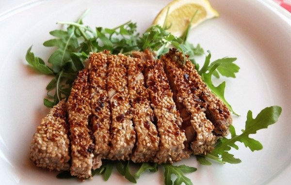 Кусок мяса с листьями рукколы 