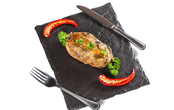 Кусок мяса с красным перцем на доске