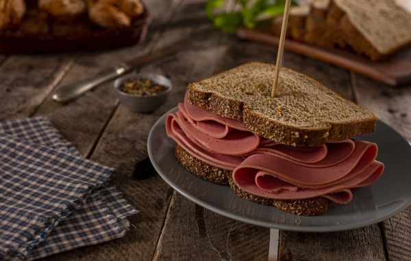 Бутерброд с колбасой и черным хлебом