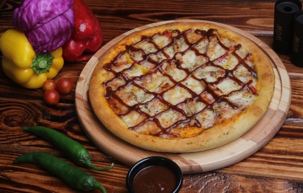 Аппетитная пицца с перцем на столе