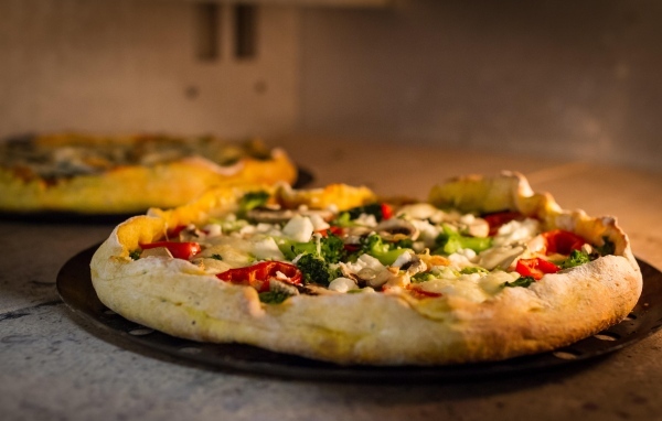 Аппетитная пицца с овощами в печи