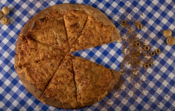 Пицца с грибами на столе