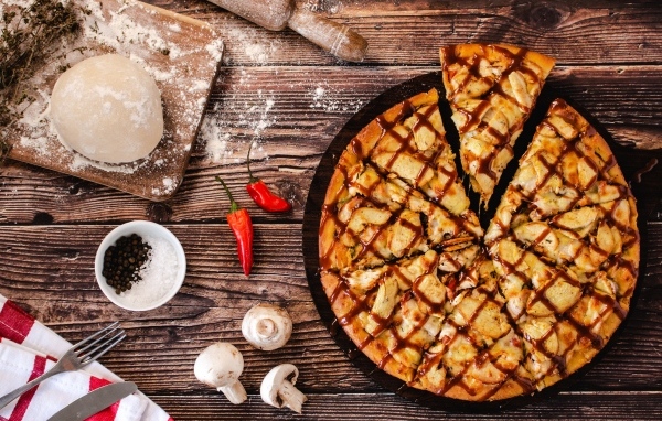 Пицца с грибами на столе с шампиньонами