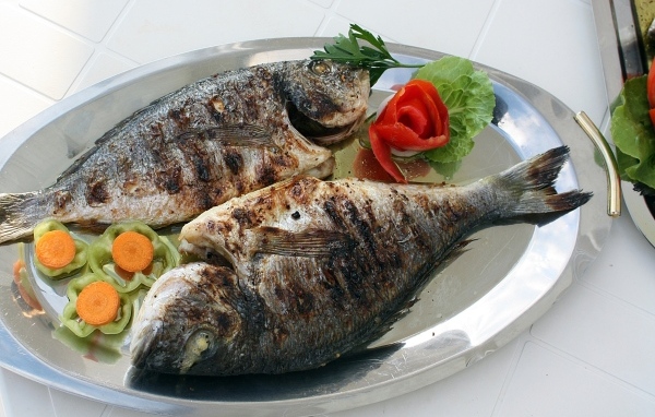 Запеченная рыба на тарелке с овощами