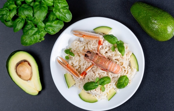 Омар с вермишелью, авокадо и листьями базилика