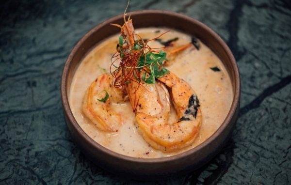 Суп мисо с креветками на столе