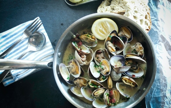 Мидии в соусе с лимоном на столе