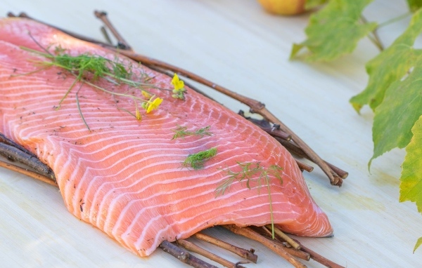 Кусок рыбы с ветками на столе