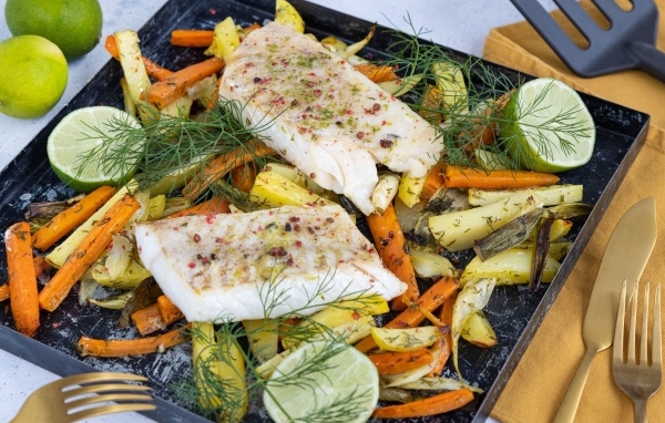 Куски рыбы на противне в с овощами