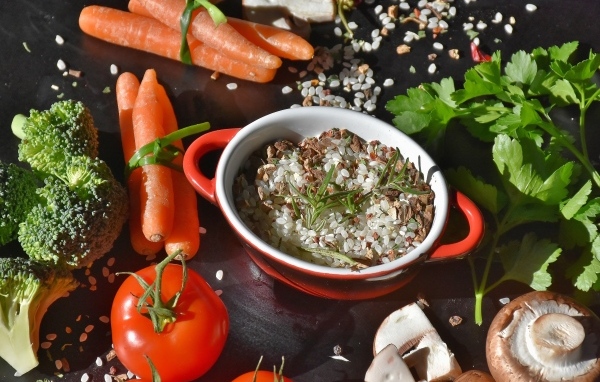 Рис на столе с морковью, помидорами и грибами