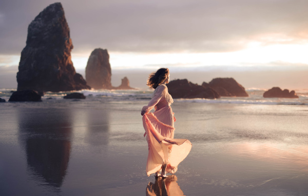 Девушка в длинном платье гуляет по воде