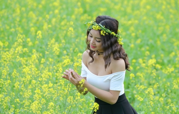 Девушка азиатка на рапсовом поле