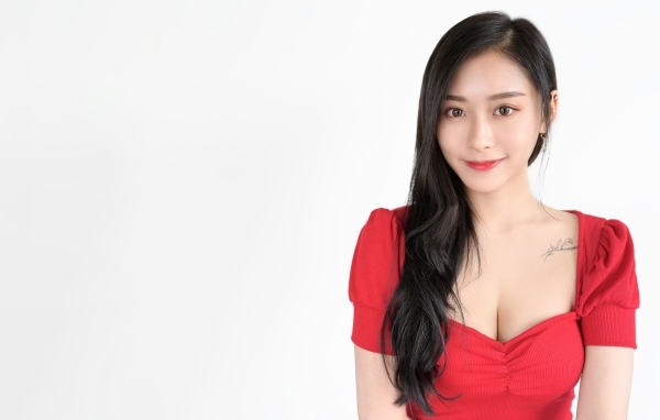 Девушка азиатка в красном платье на белом фоне