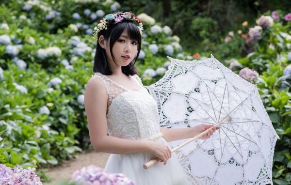 Девушка азиатка в белом платье с зонтом