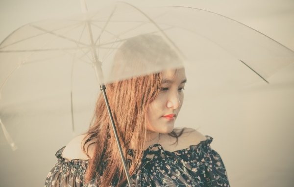 Девушка азиатка под прозрачным зонтом