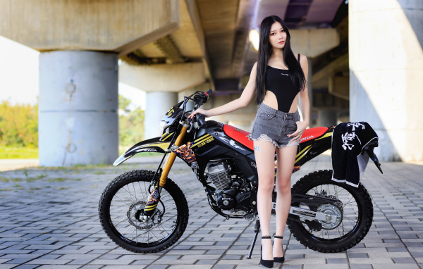 Девушка азиатка с большим мотоциклом