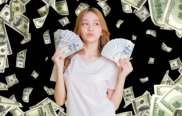 Девушка азиатка с долларами в руках