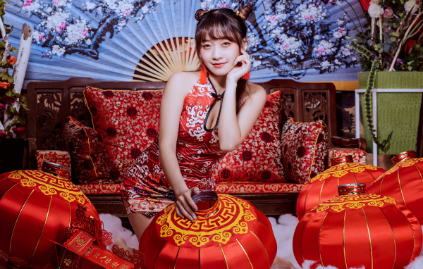 Девушка азиатка с фонариками