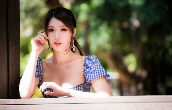 Азиатка в платье с красивыми серьгами