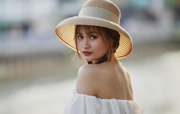 Красивая девушка азиатка в шляпе