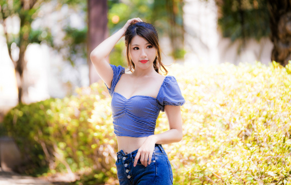 Красивая девушка азиатка в лучах солнца