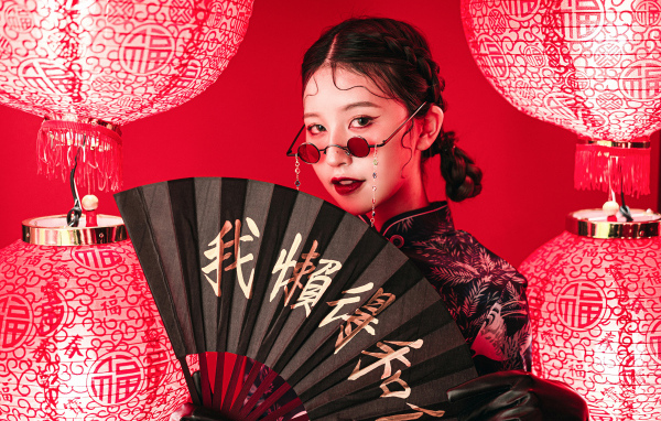 Красивая азиатка с большим черным веером