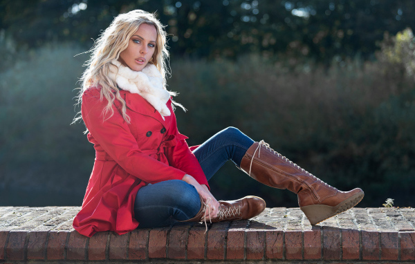 Красивая блондинка в красном пальто