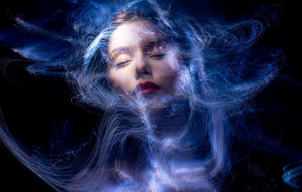 Красивая девушка в неоновых волнах на черном фоне