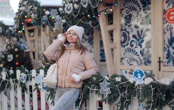 Красивая девушка в новогоднем парке