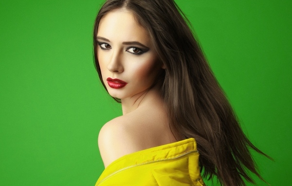 Красивая девушка на зеленом фоне