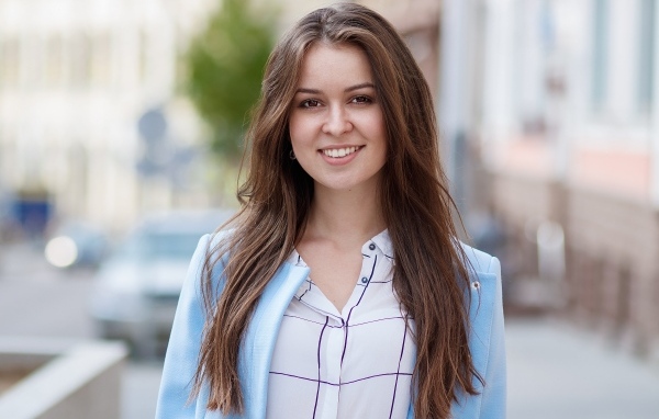 Красивая девушка с очаровательной улыбкой