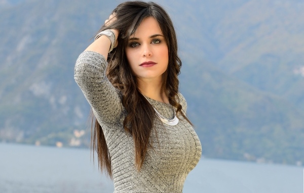 Красивая девушка с рукой в волосах