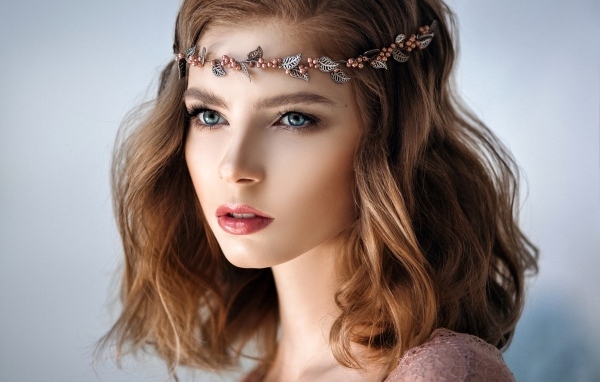 Красивая девушка с украшением на голове