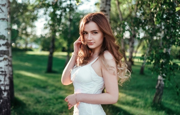 Красивая длинноволосая девушка в парке