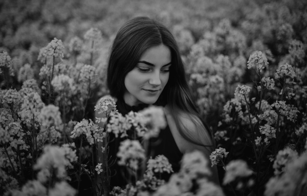 Черно-белое фото девушки в цветах