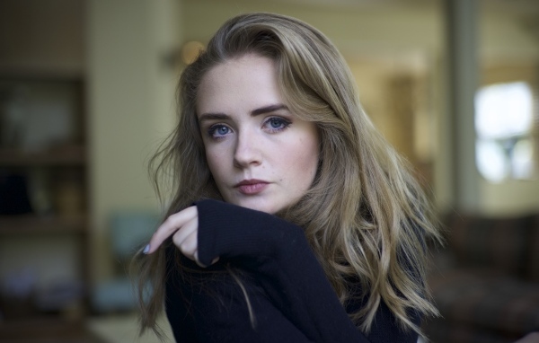 Голубоглазая девушка в черном свитере