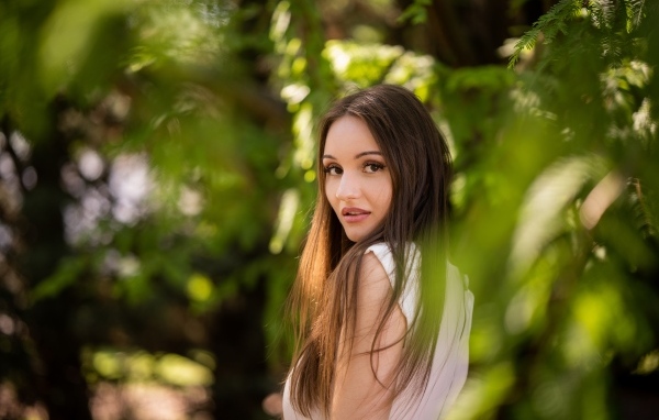 Кареглазая девушка брюнетка в зарослях