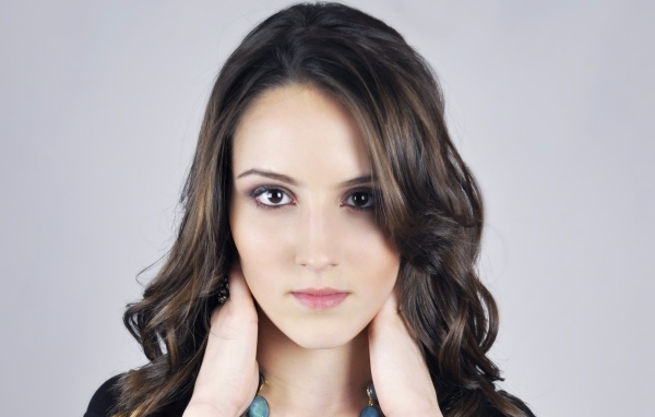 Кареглазая девушка на сером фоне