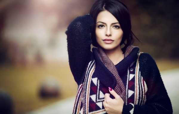Девушка брюнетка в теплой вязаной кофте