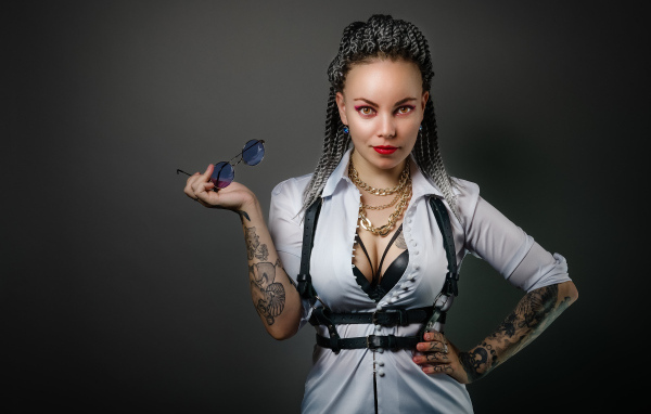 Брутальная девушка с татуировками на теле 