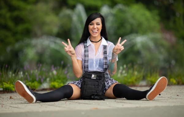 Веселая девушка брюнетка в чулках