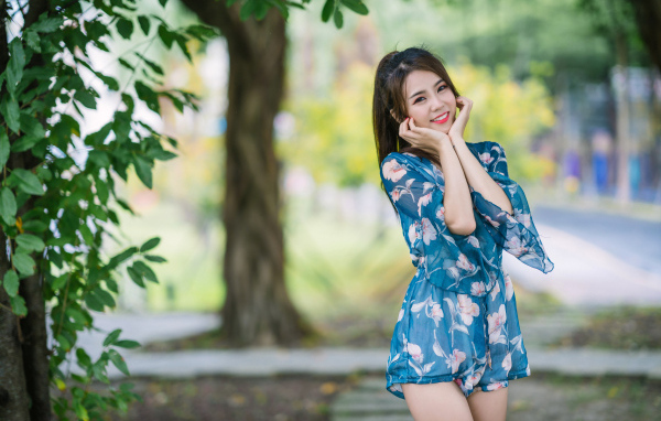 Милая девушка азиатка в комбинезоне